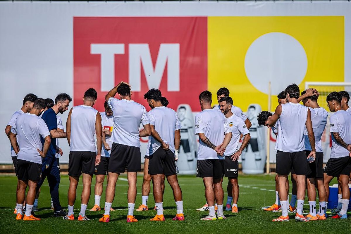 Carlos Corberán da instrucciones al grupo en uno de los entrenamientos de la semana