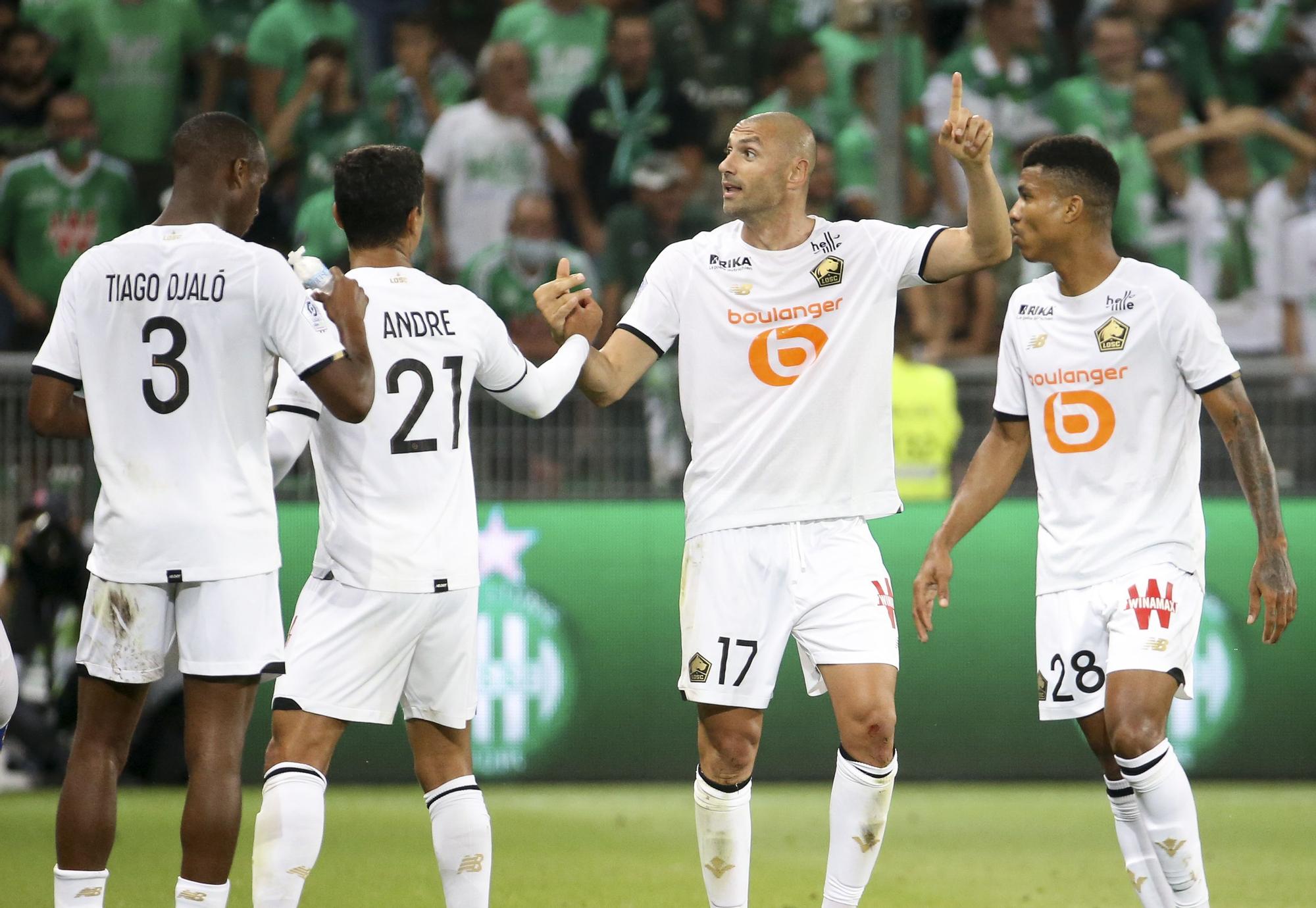 Burak Yilmaz celebra un gol con el Lille