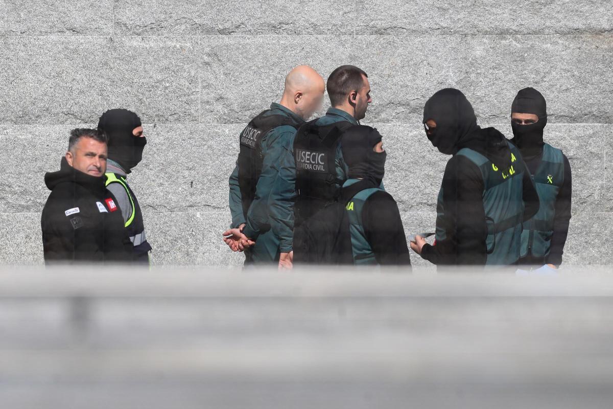 Juan Manuel Vidal junto a varios agentes de la Guardia Civil durante el registro de su casa.