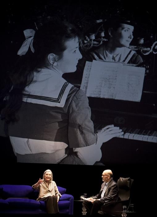 Acto de Nuria Espert, premio "Princesa de Asturias" de las Artes, en el teatro Jovellanos