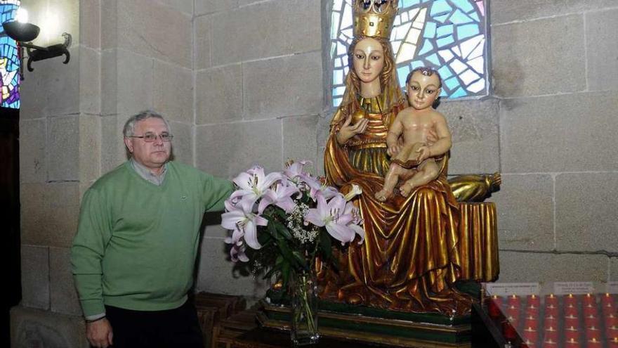 Imagen de archivo del párroco José Antonio Ortigueira con la Virgen de A Estrada. // Bernabé /Javier Lalín