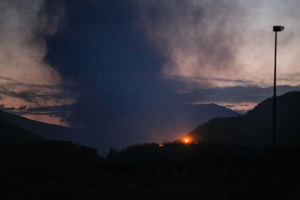 El viento de Poniente está arrastrando la densa columna de humo negro al casco urbano