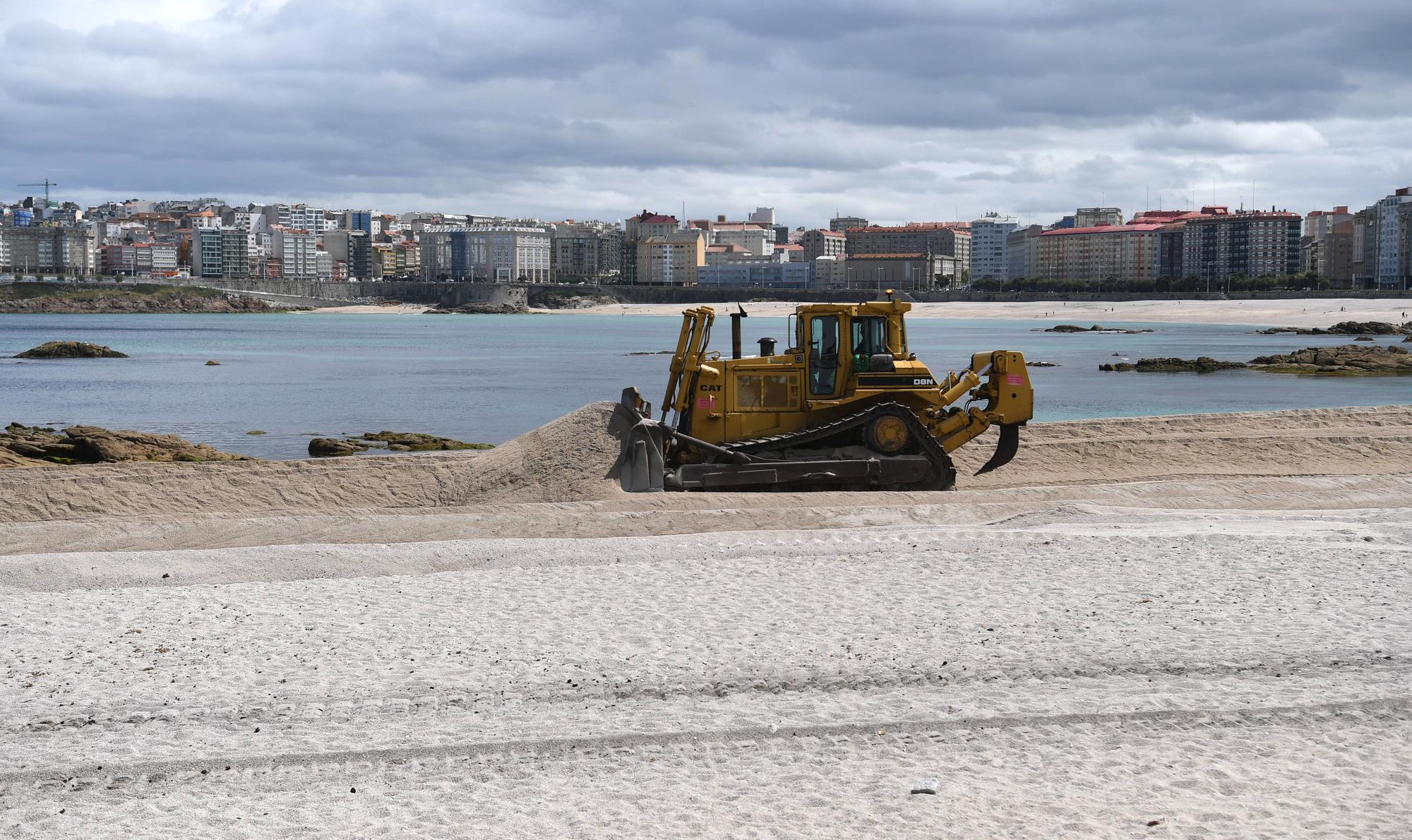 Comienza la retirada de la duna que protege la playa de Riazor