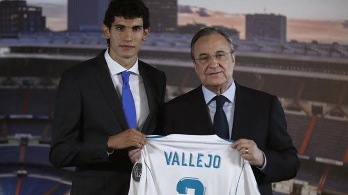Jesus Vallejo rep de Florentino Pérez la samarreta amb el dorsal 3.