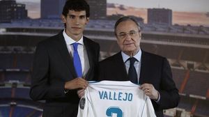 Jesus Vallejo rep de Florentino Pérez la samarreta amb el dorsal 3.