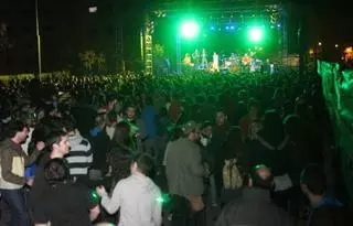 Los jóvenes bailan al ritmo del Sound Jordi