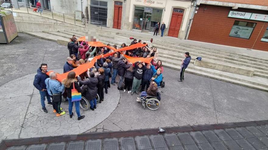 Membros dos colectivos coa X Solidaria / concello de a estrada