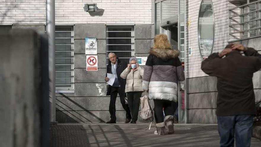 Pacientes, junto a la puerta del centro de salud de El Quirinal, ayer.