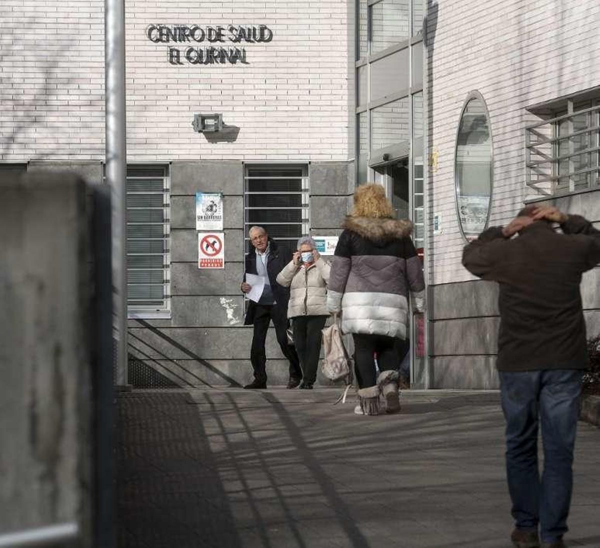 Pacientes, junto a la puerta del centro de salud de El Quirinal, ayer.
