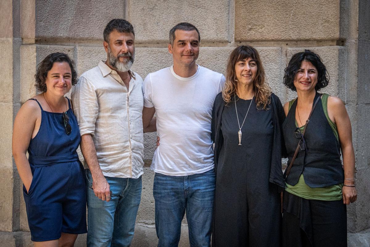 Presentación de 'Um Julgamento', de la directora Christiane Jatahy, que posa con los actores Wagner Moura, Julia Bernat y Danilo Grangheia, y la directora del Grec, Letícia Martín, este miércoles.