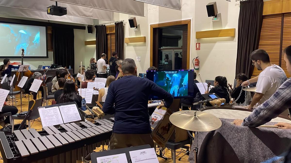 Un ensayo de la Orquesta Clásica, con los actores y los percusionistas.