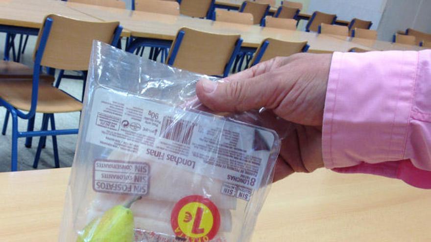 La bolsa de la merienda incluye un bocadillo, una pieza de fruta y un batido.