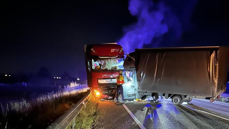 Les imatges de l'accident de trànsit de l'N-II a Cabanes