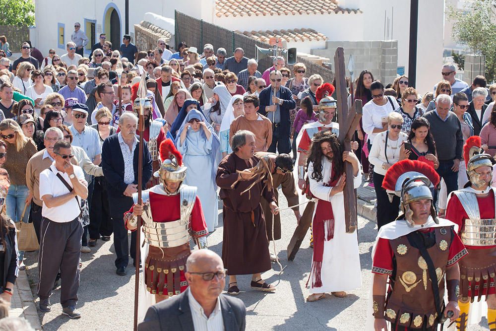 Centenares de personas asisten en el Puig de Missa a la recreación de la muerte de Jesucristo.