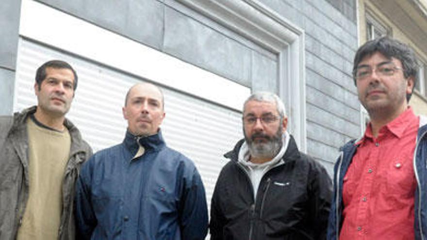 Domingo Prado, Javier Expósito, Necho Busto y Marcos Fernández, ante el edificio de los antiguos cines.