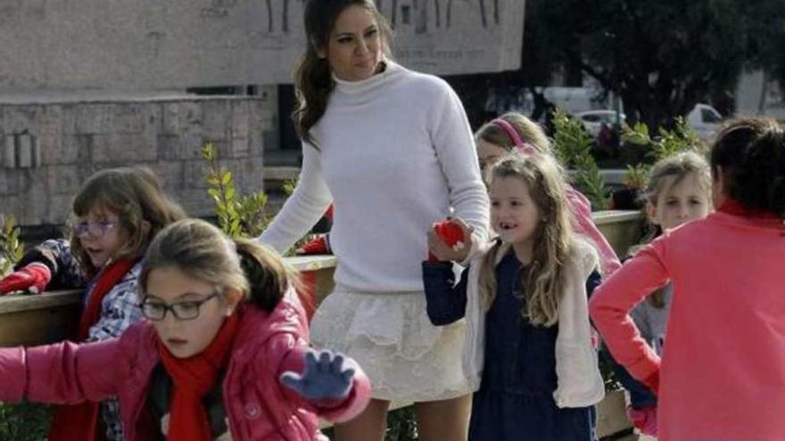 Cristina Pedroche durante la inauguración de las pistas de hielo en Madrid.