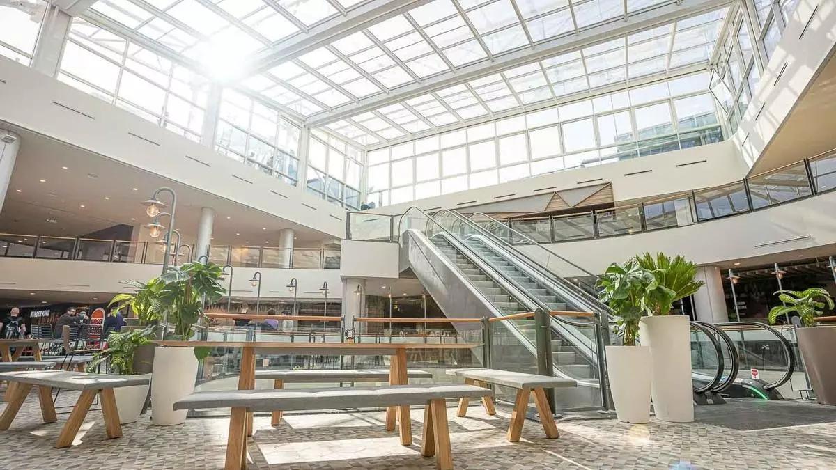 Yenileme sonrasında La Farga alışveriş merkezinin içi.