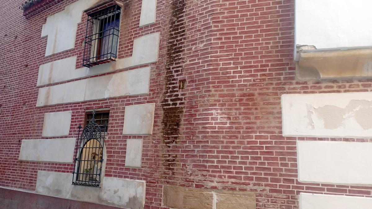 Detalle de la iglesia de los Mártires, con una notoria mancha de humedad y daños en el cuerpo exterior, a la derecha, esta semana.