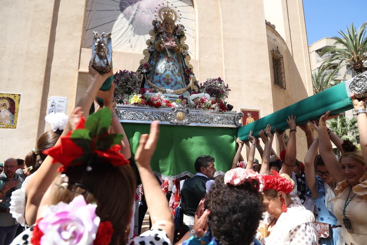 Elche demuestra su devoción rociera en su tradicional romería hacia el Pantano
