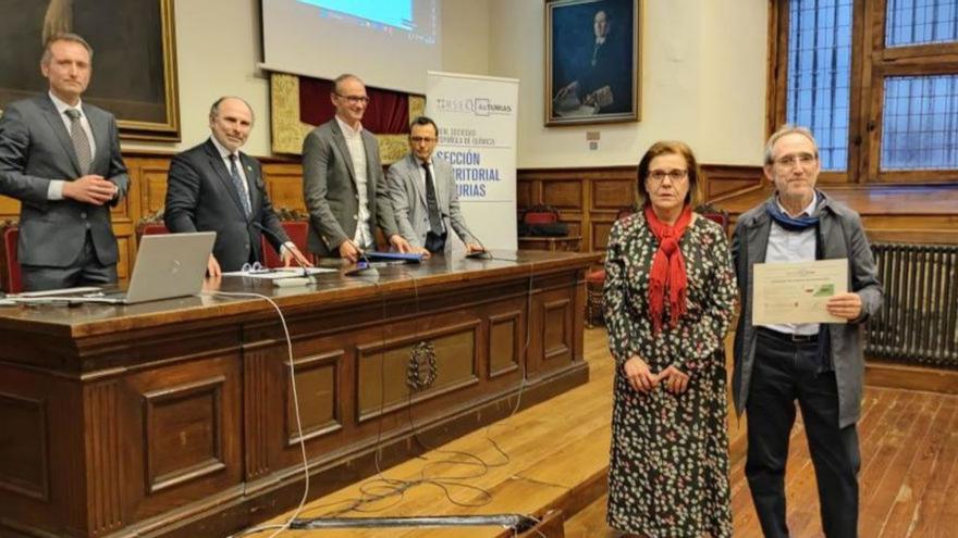 A la derecha, Pilar Pertierra y José Manuel Recio, dos de los premiados. Tras la mesa, David González, Ignacio Villaverde, Félix Rodríguez y Javier Fernández.