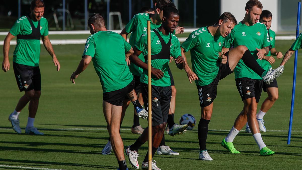 Primer entrenamiento del Real Betis tras su regreso de Austria
