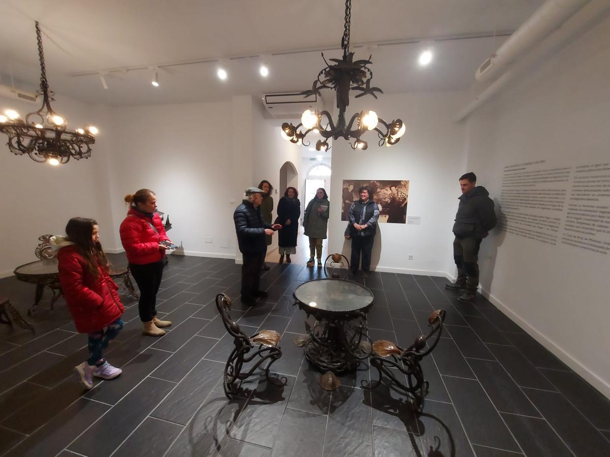 En imágenes: La primera visita guiada al "Universo Herminio", un éxito en La Caridad