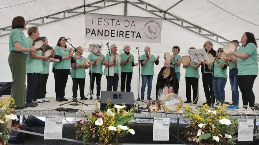 As mulleres das Encrobas que fixeron da pandeireta un camiño de volta á parroquia que a mina quixo borrar