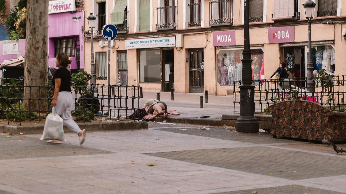 Personas durmiendo cerca de un sofá abandonado en el bulevar de Vallecas, epicentro de muchos de los problemas del distrito.