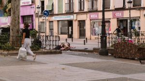 Personas durmiendo cerca de un sofá abandonado en el bulevar de Vallecas, epicentro de muchos de los problemas del distrito.