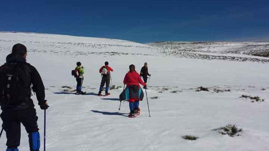 Participantes de las actividades realizan un treking por una Sanabria nevada.