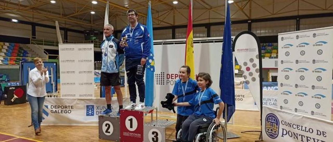 Alberto Fernández, del Cinania, en lo más alto del podio del Trofeo de Monteporreiro. |  // FDV