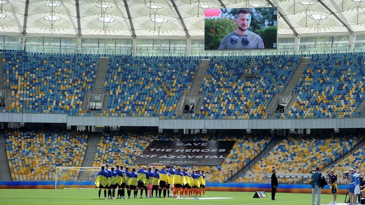 Torna el futbol a Ucraïna sis mesos després del començament de la invasió russa Torna el futbol a Ucraïna sis mesos després del començament de la invasió russa