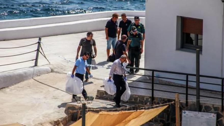 La Guardia Civil y los responsables de la funeraria llevan los restos humanos encontrados.