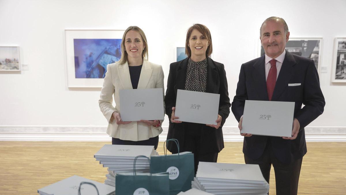 De izquierda a derecha: Isabel Trabanco, vicepresidenta de Aefas; Arantxa González, directora general de Empresa del Principado y Pablo Junceda, director general del Sabadell-Herrero, sosteniendo el libro del 25º aniversario de Aefas.