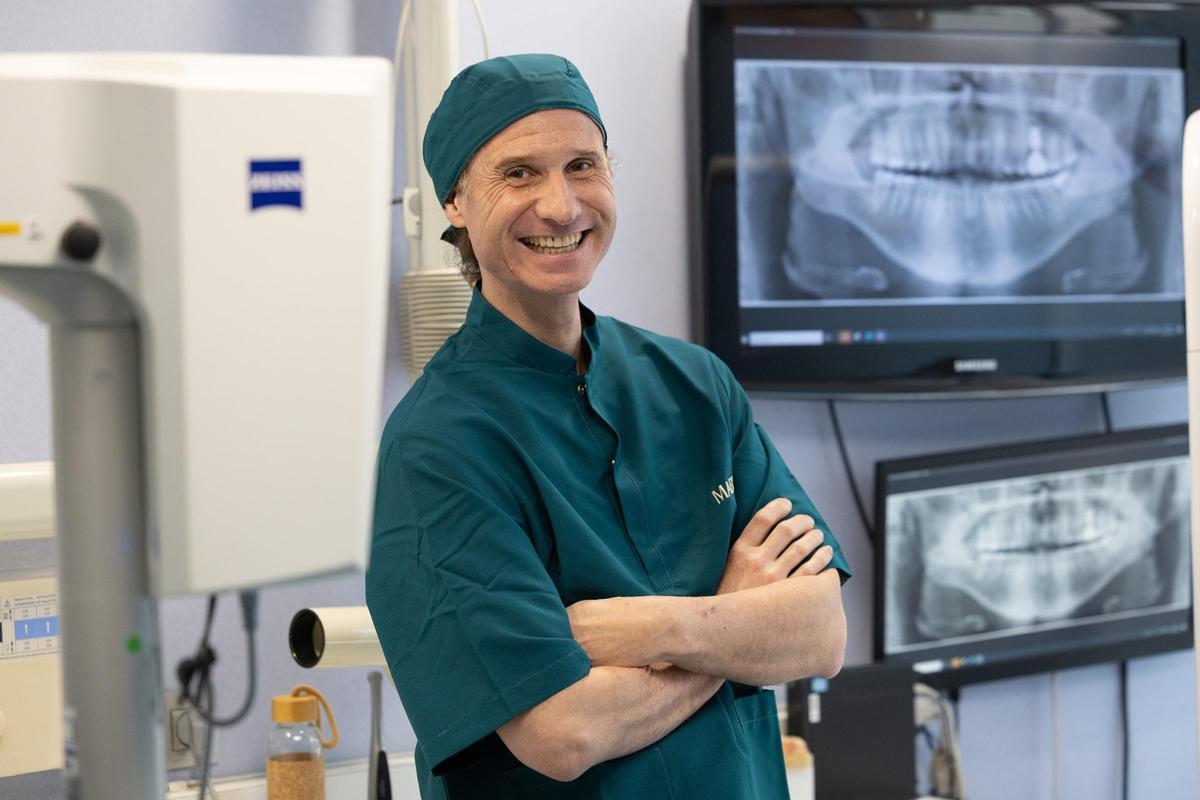 El doctor Alberto Fernández es el director médico de MAEX Fernández, clínica dental referente en Ibiza.