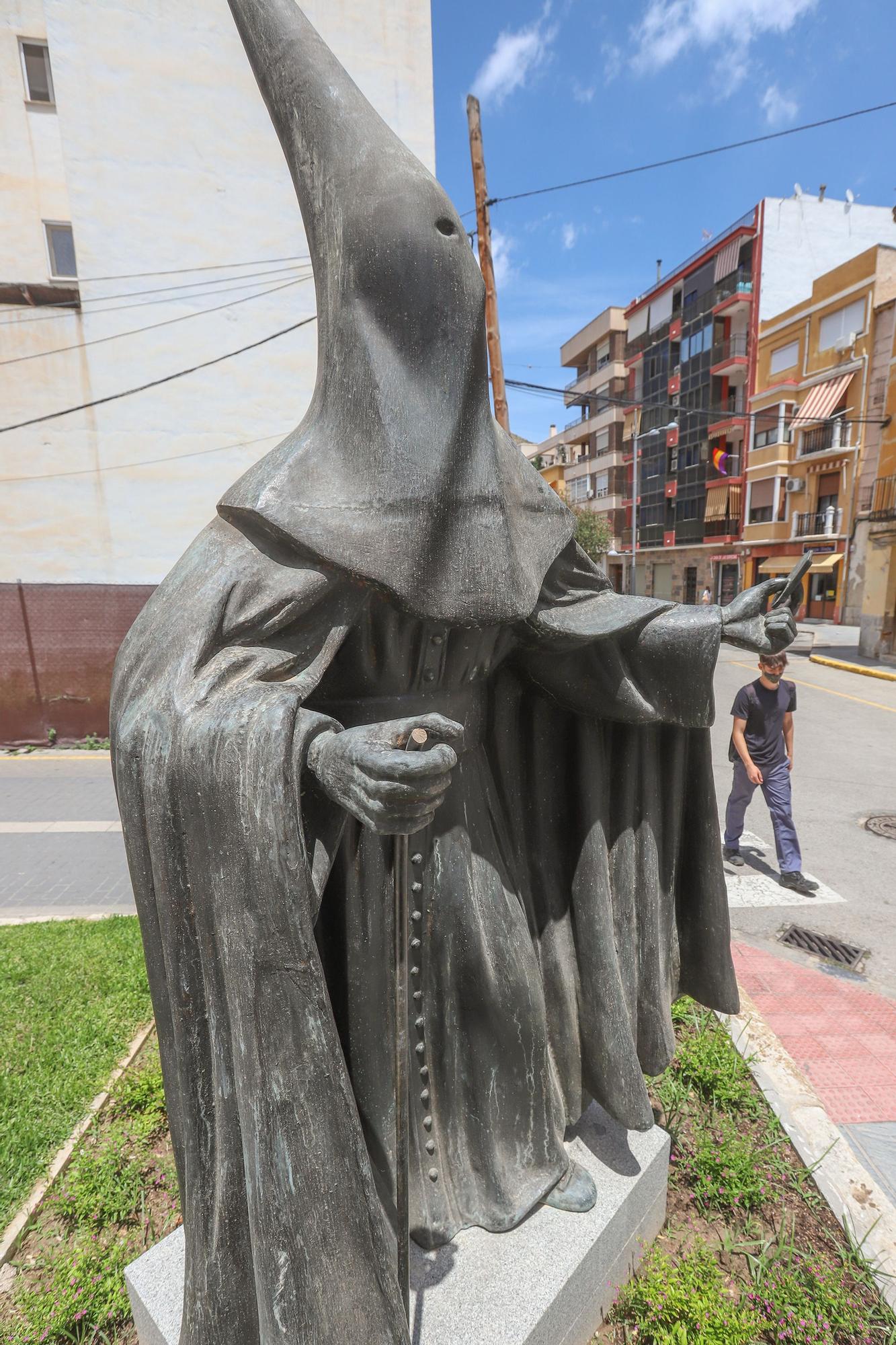 Monumento al Nazareno de Orihuela con la vara cortada en su mano derecha