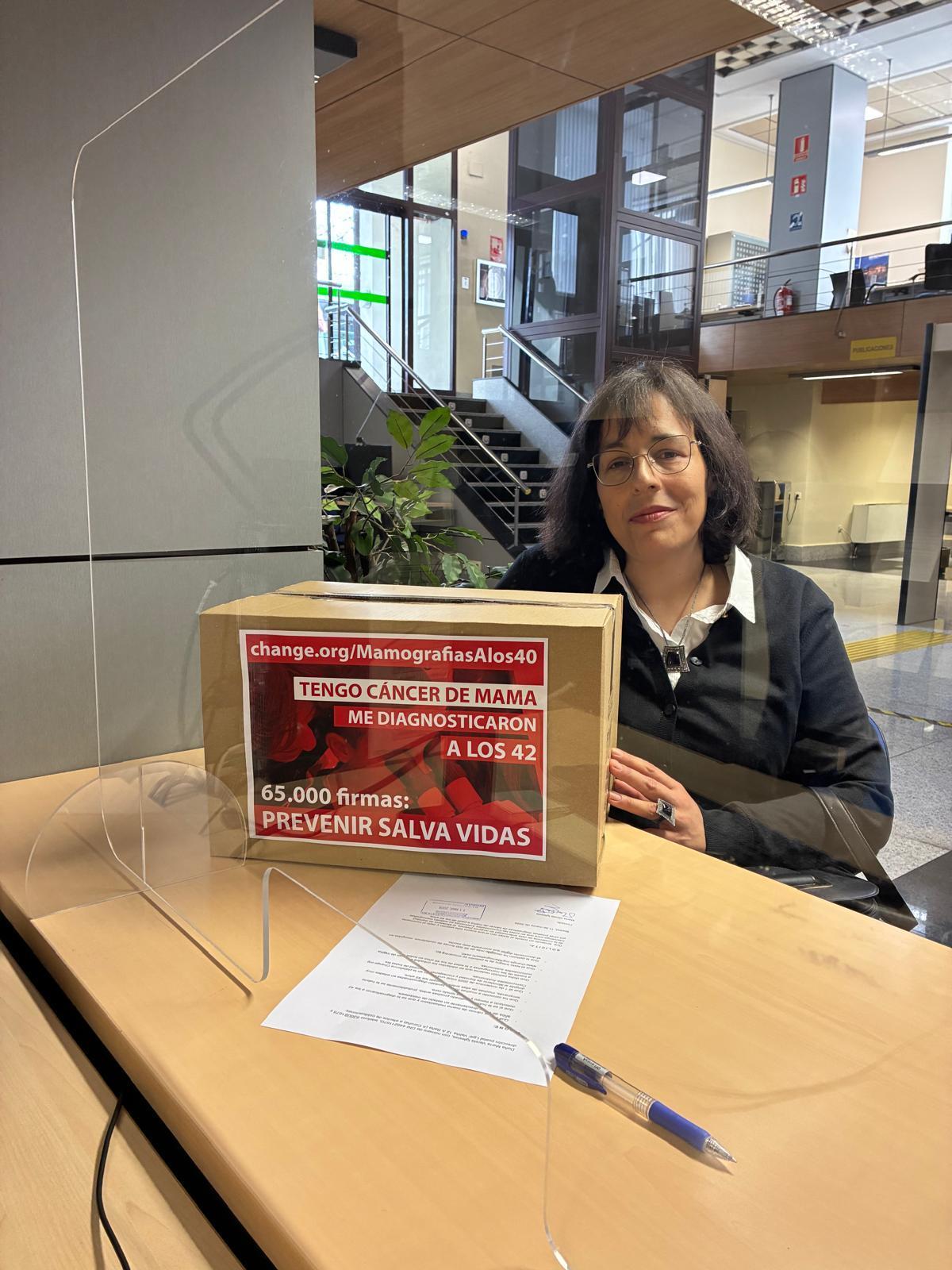 María Varela en el registro del Ministerio de Sanidad antes de depositar las firmas recogidas en change.org