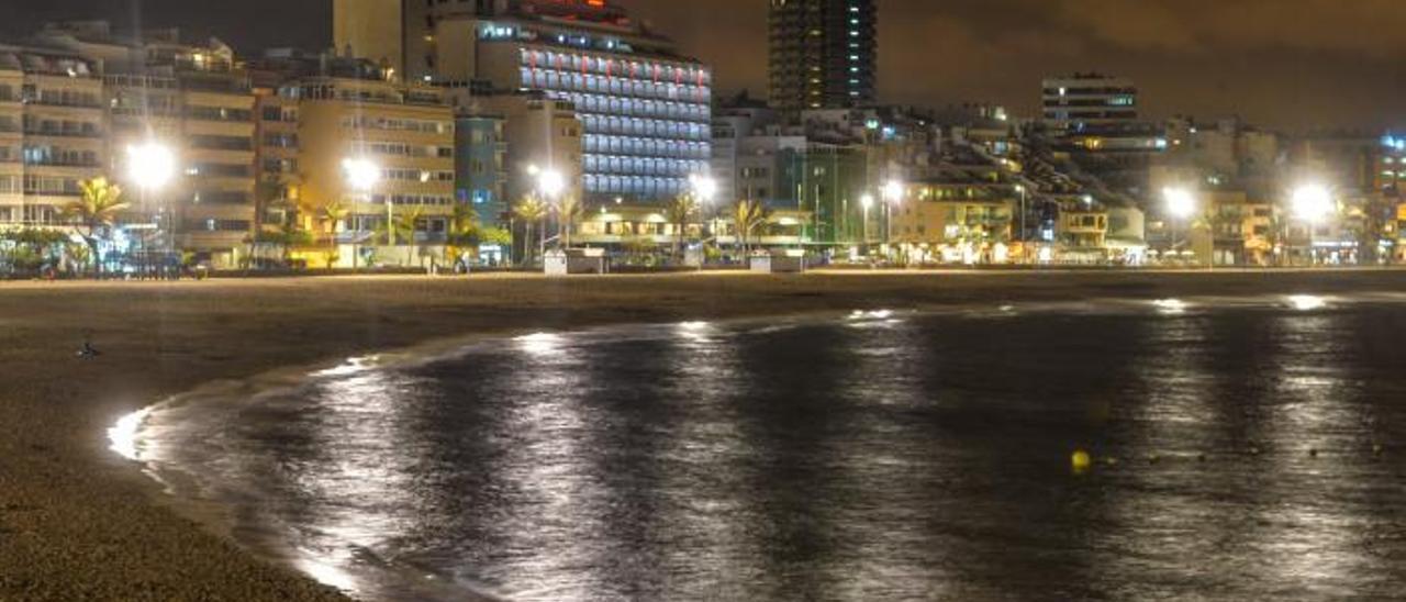 Panorámica nocturna de la playa de las Canteras de Las Palmas de Gran Canaria. | JOSÉ CARLOS GUERRA
