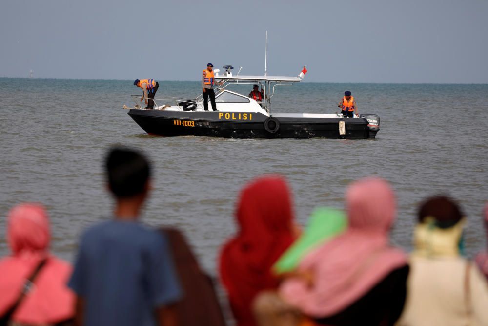 Un avió s'estavella al mar de Java a Indonèsia