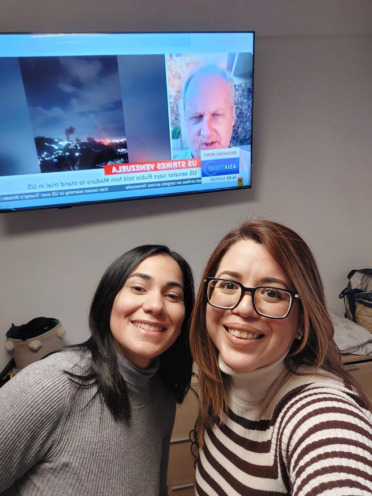 Michel (izq.) y Mariaelena (dcha.) siguen en directo los hechos sucedidos en Venezuela durante la mañana del 3 de enero de 2026