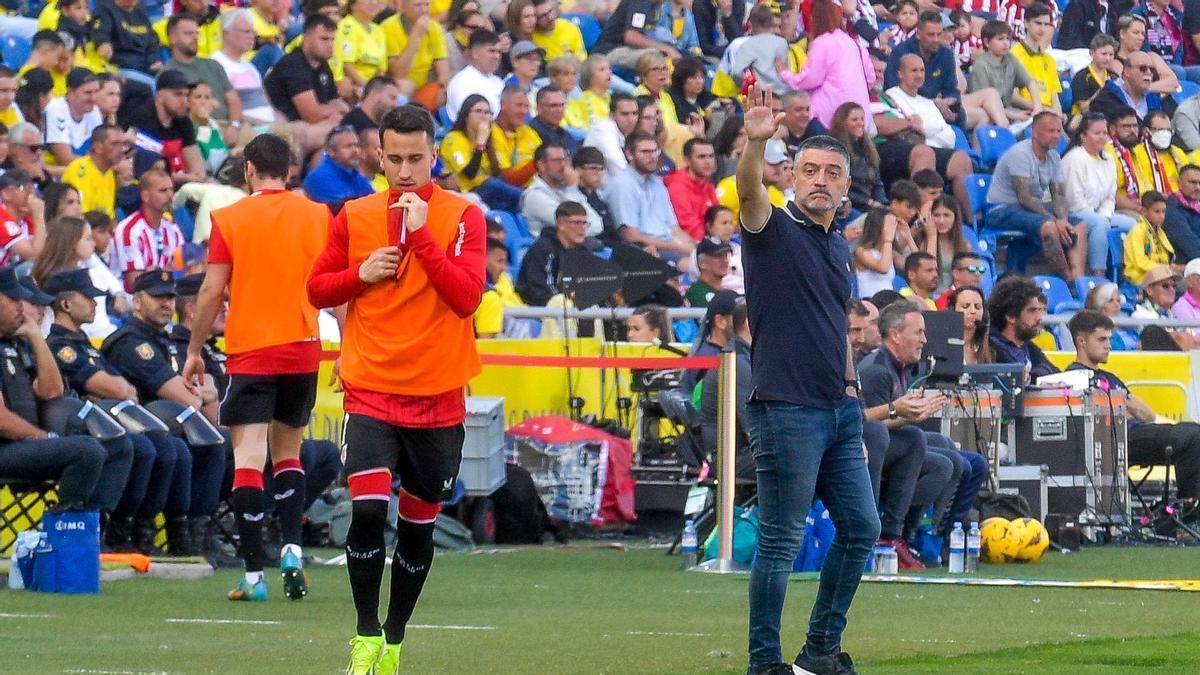 Pimienta da indicaciones a sus jugadores durante el duelo entre la UD y el Athletic.