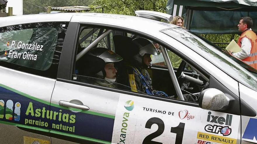 El piloto asturiano, durante una prueba celebrada en Vigo en 2008. // De Arcos