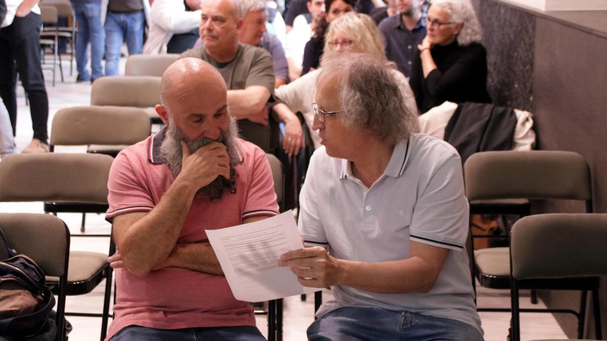 Dues persones parlant sobre el PLATER.