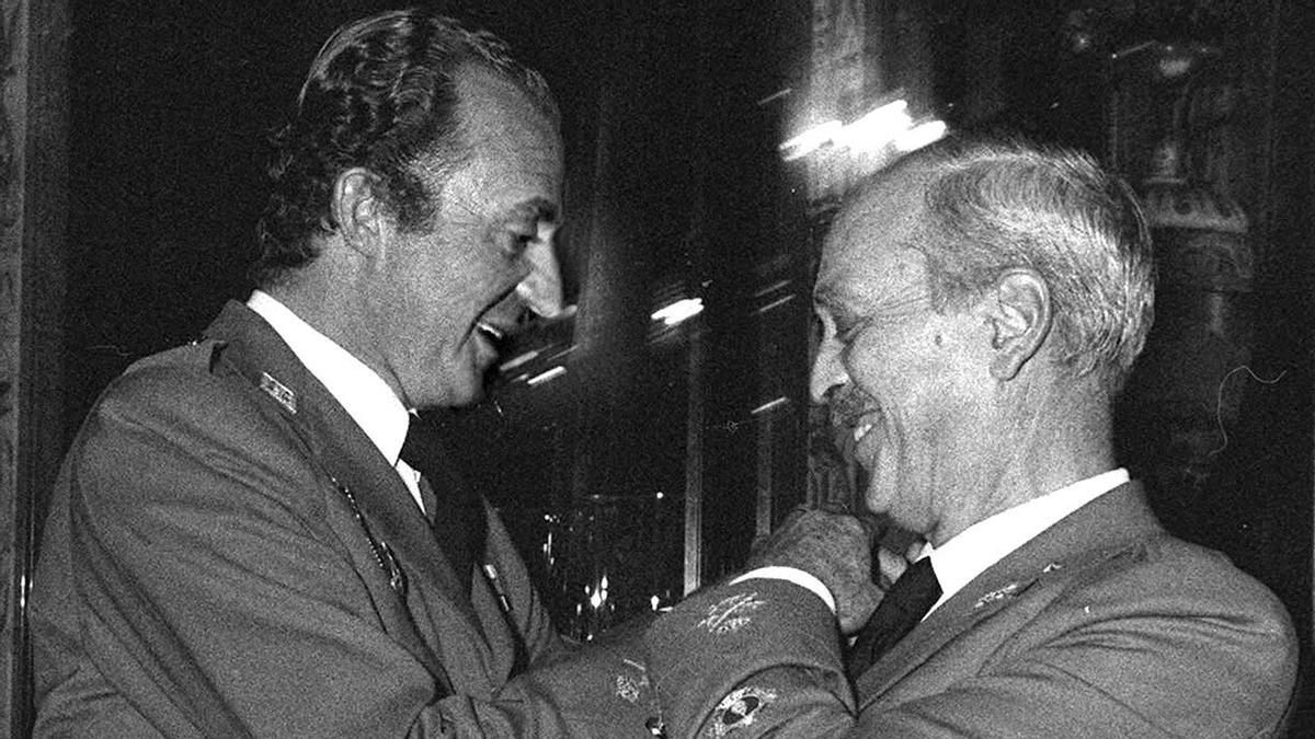 Joan Carles I imposa, el gener de 1982, la gran Creu de la Reial Orde de Carles III al general Gabeiras, clau per frustrar el cop.