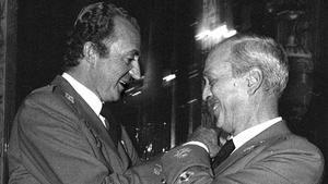 Juan Carlos I impone, en enero de 1982, la gran Cruz de la Real Orden de Carlos III al general Gabeiras, clave para frustrar el golpe.