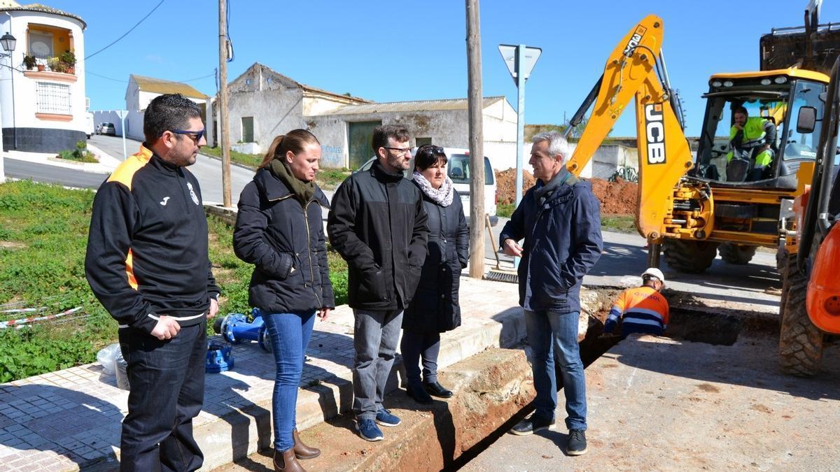 El alcalde, Francisco Guerrero, supervisa la obra de la red de agua.