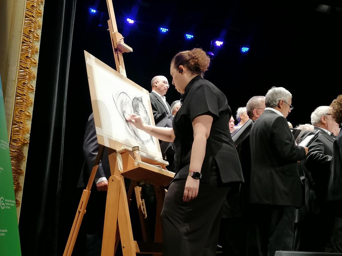 Ele Pozas pinta en directo el cuadro mientras "La Mayor" interpreta "Solo pienso en ti"