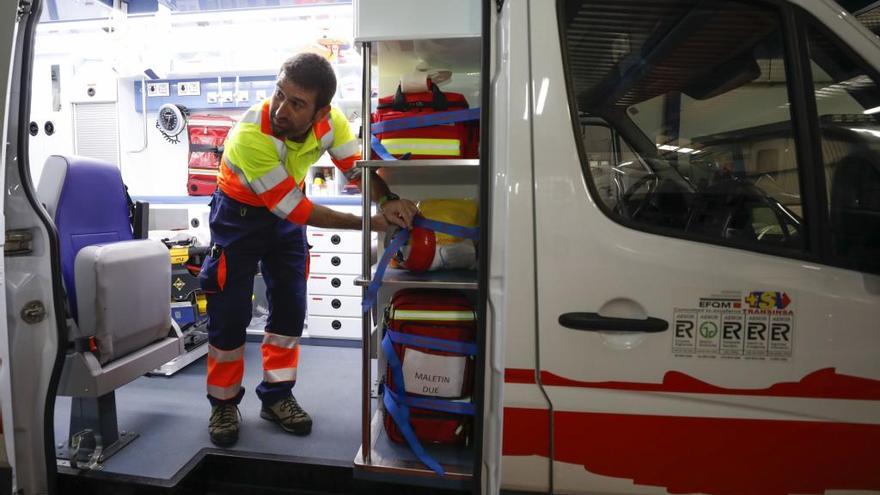 Un técnico de emergencias, preparado para trasladar a posibles coronavirus