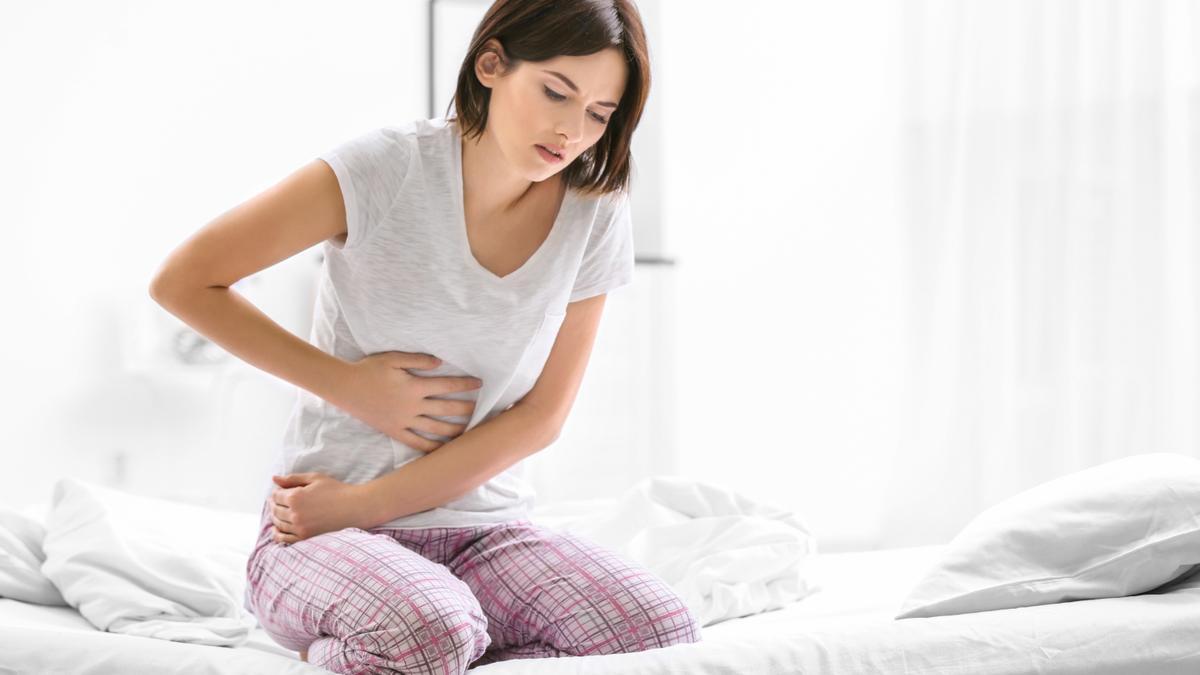 El síntoma principal es el dolor pélvico, a menudo asociado con los períodos menstruales.
