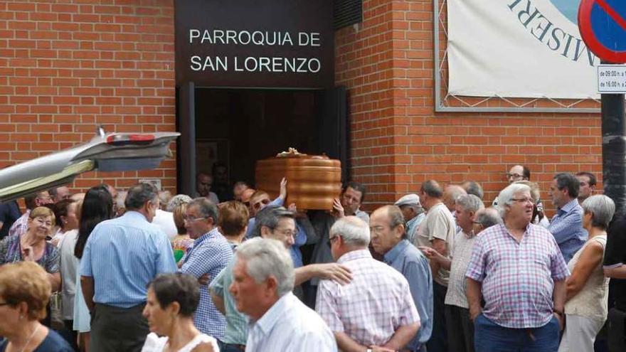 Salida del féretro tras la misa de funeral celebrada ayer en la iglesia parroquial de San Lorenzo.